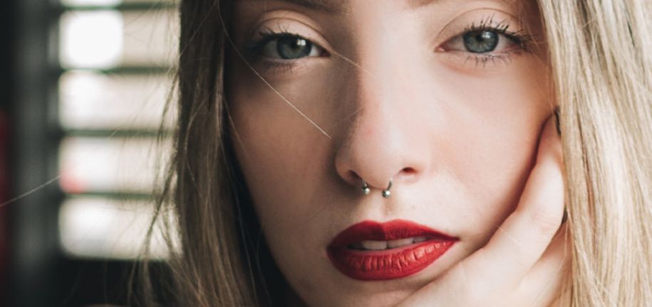 Tutto Sul Piercing Septum: Dolore, Procedura e Gioielli Adatti