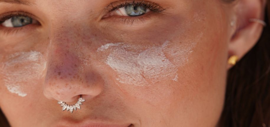 Piercing al mare: meglio indossarli o lasciarli a casa? La guida definitiva per l’estate