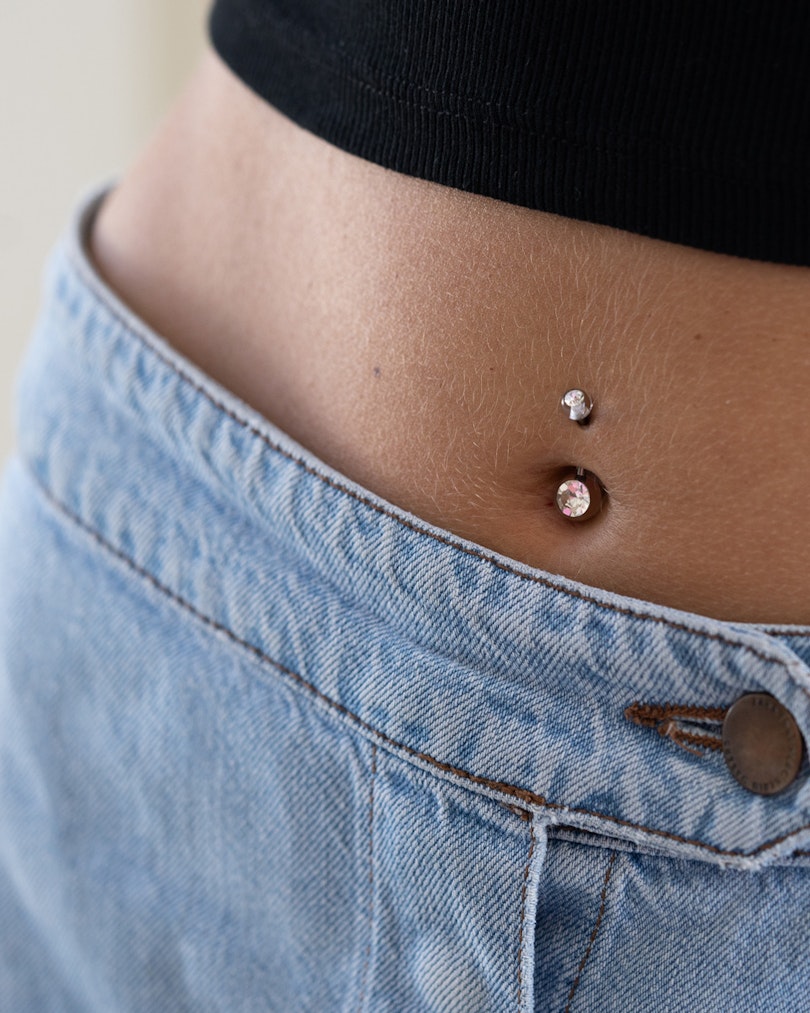 Piercing all'ombelico con sfere in acrilico decorate con pietre