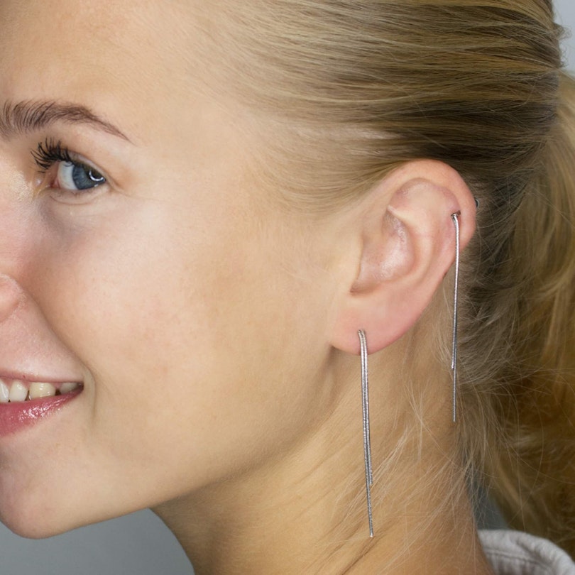 Piercing all'orecchio pendente con doppia catenella