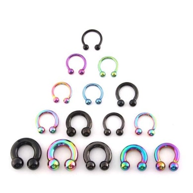 Piercing a ferro di cavallo in diversi colori