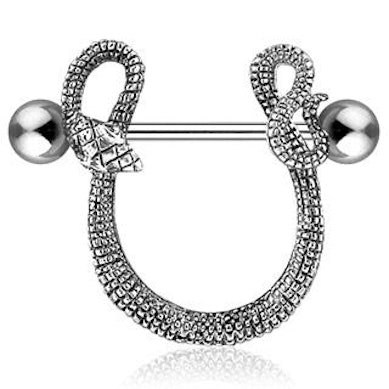 Piercing al capezzolo con serpente