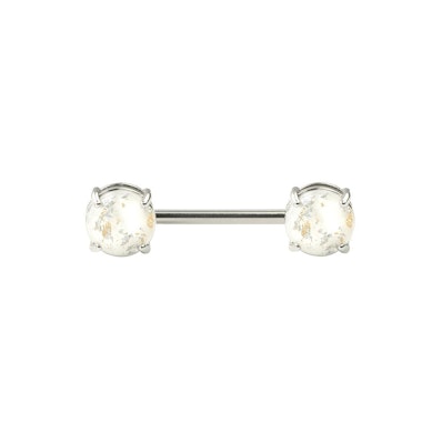 Piercing al petto con aspetto lavico
