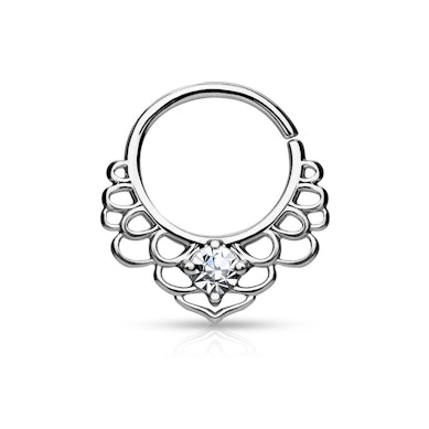 Piercing septum con petali di loto