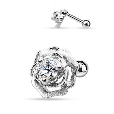 Piercing all'orecchio con rosa e pietra