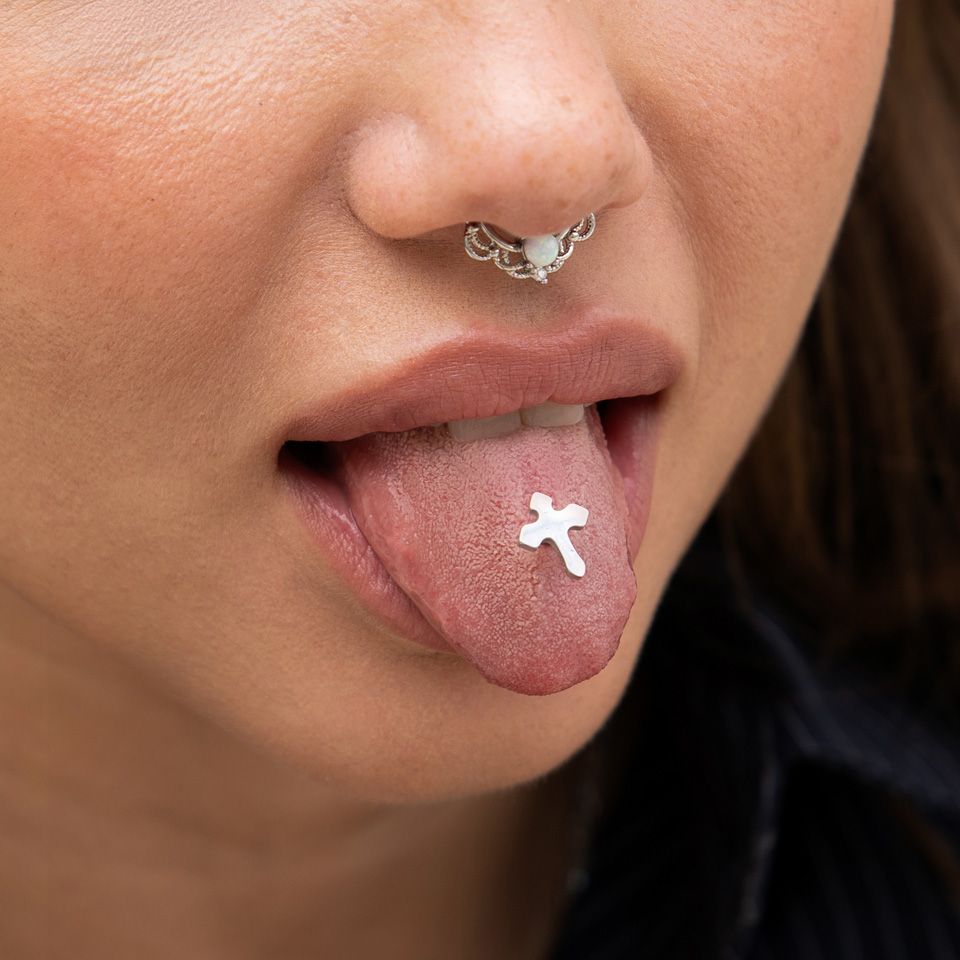 Piercing alla lingua con croce importante