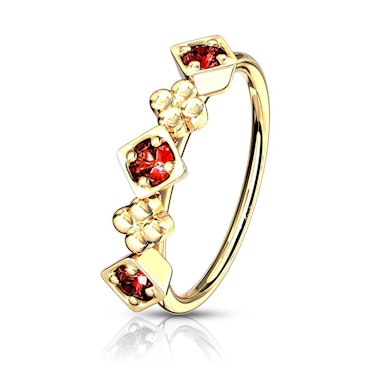 Piercing al naso con fiori e quadrati