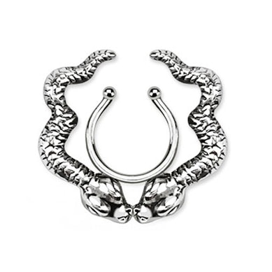 Fake piercing al capezzolo con serpenti