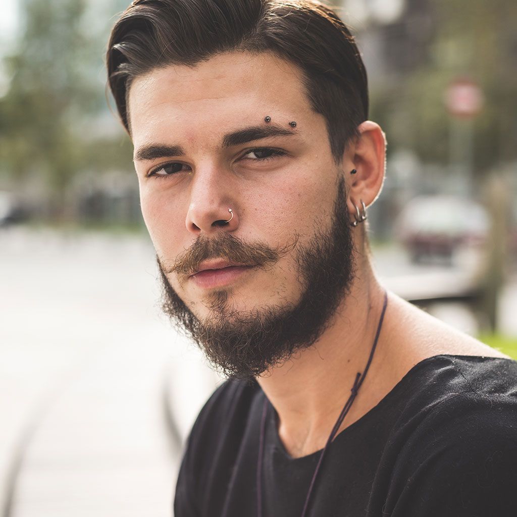 Barra curva da piercing con sfere