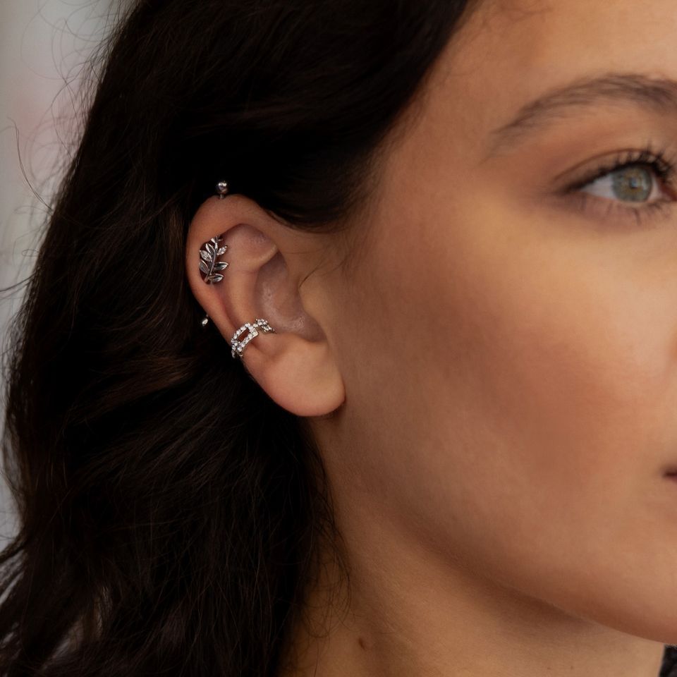 Piercing industriale con foglie