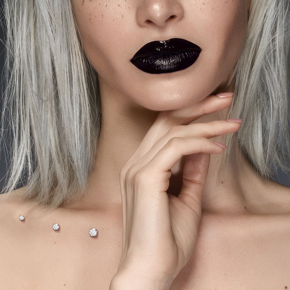 Dermal top in solido oro 14 carati con pietra chiara
