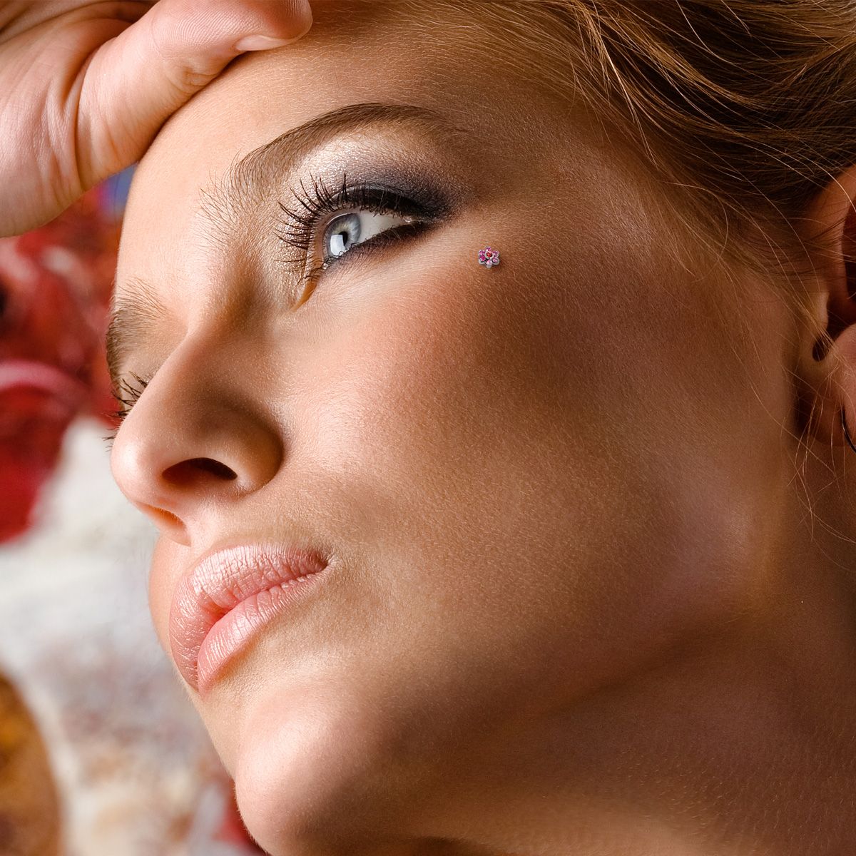 Dermal anchor con fiore incastonato di pietre