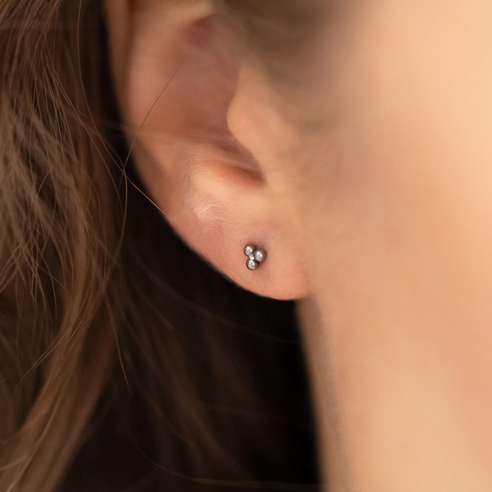 Labret push-in in titanio con top di sfere a triangolo