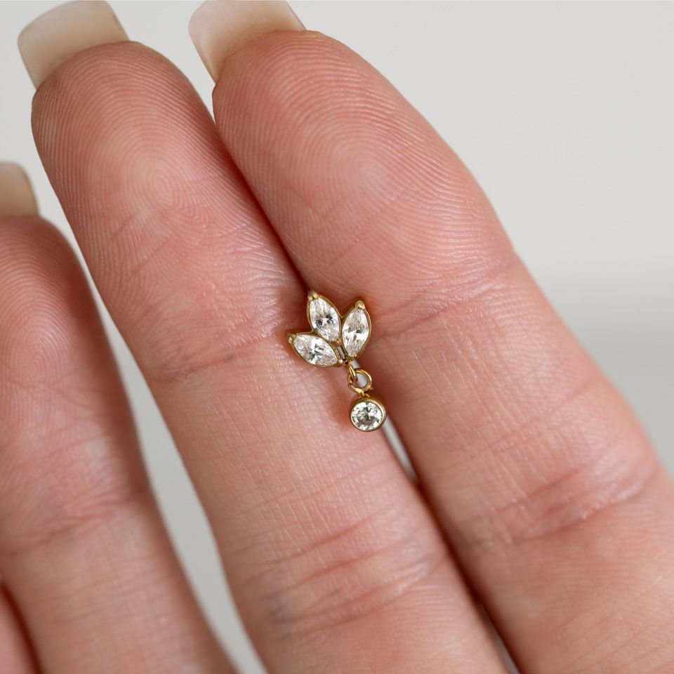 Labret in titanio con fiore di loto e pietra pendente