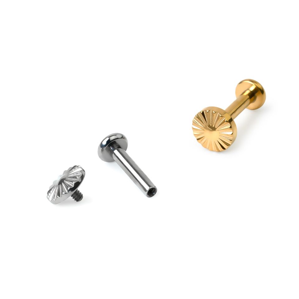 Labret in titanio con top inciso a raggi