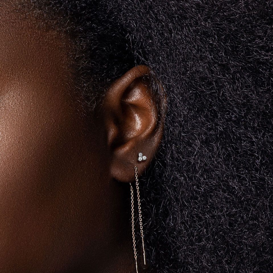 Elegante labret con trio di perle sintetiche