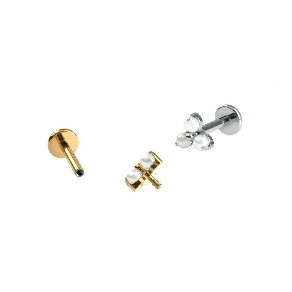 Delicato labret in titanio con trio di perle