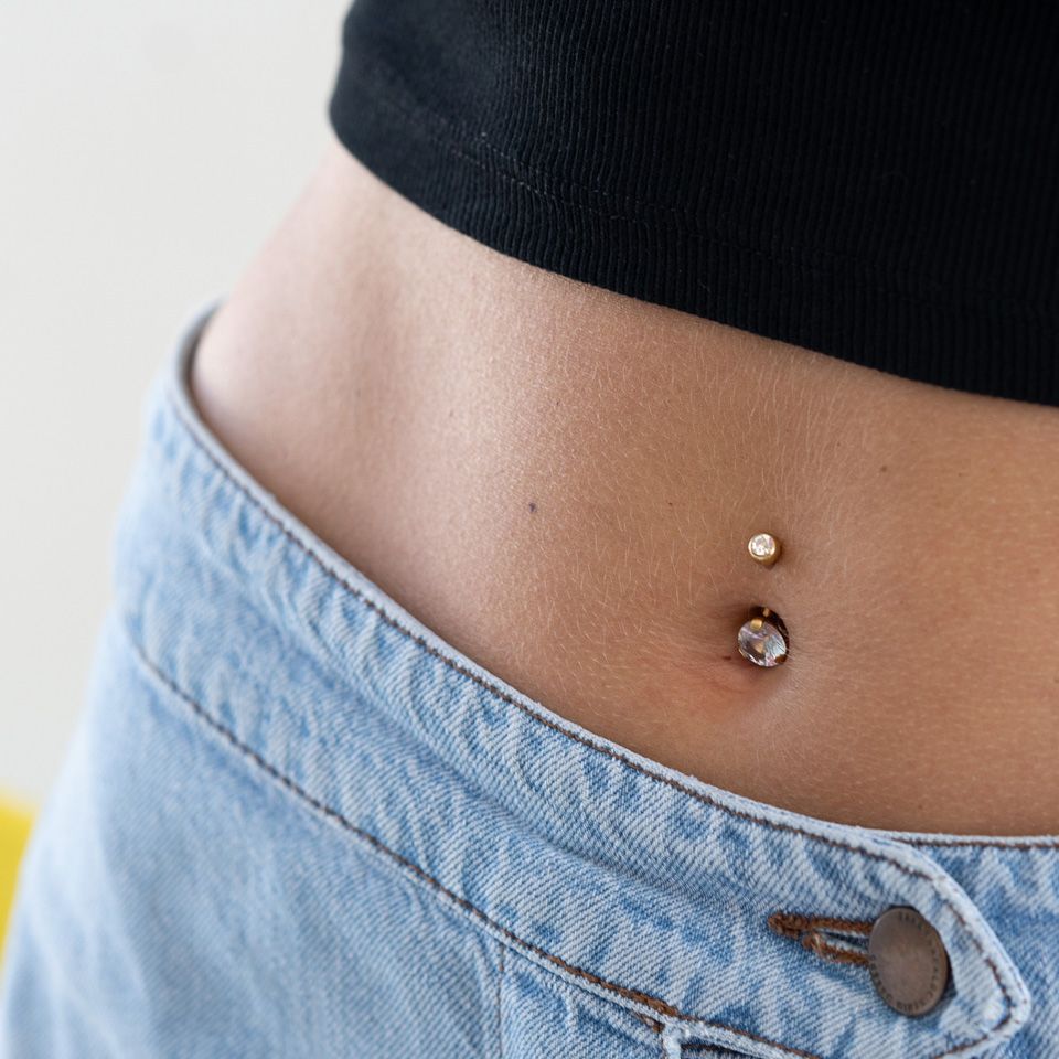 Piercing all'ombelico placcato oro con grande pietra