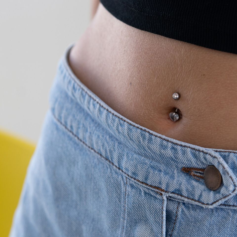 Piercing all'ombelico con pietra a cuore
