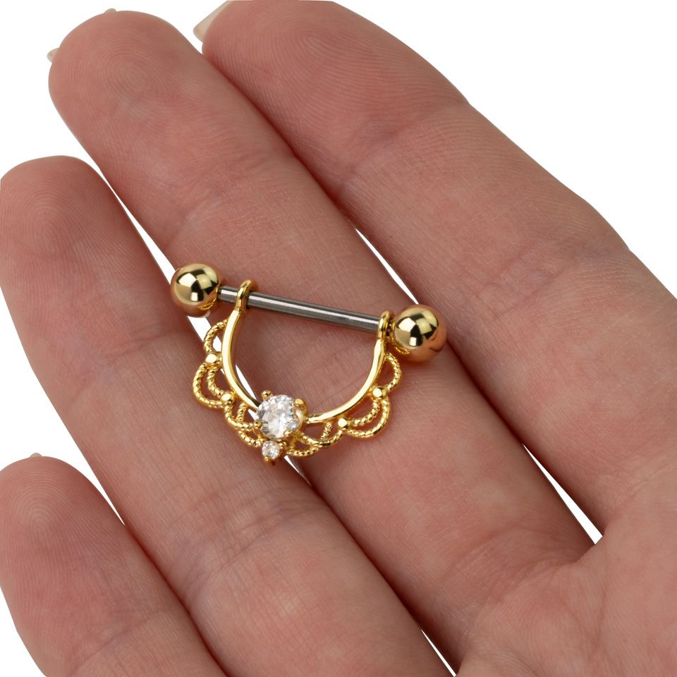 Piercing al capezzolo con filigrana e pietra