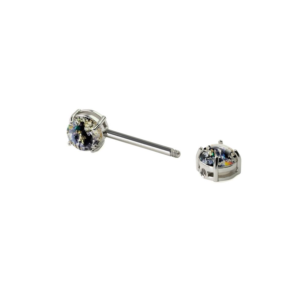 Piercing al petto con aspetto lavico