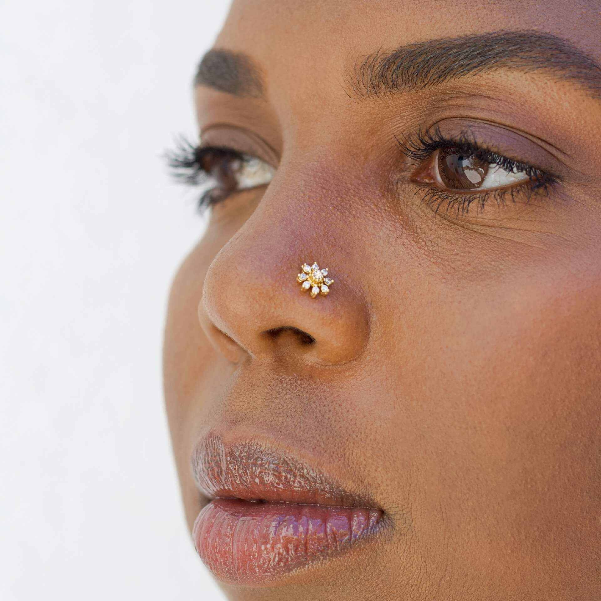 Piercing al naso costellato di stelle