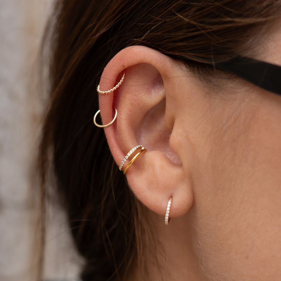 Cerchio con cardine in oro 14K e fila di zirconi