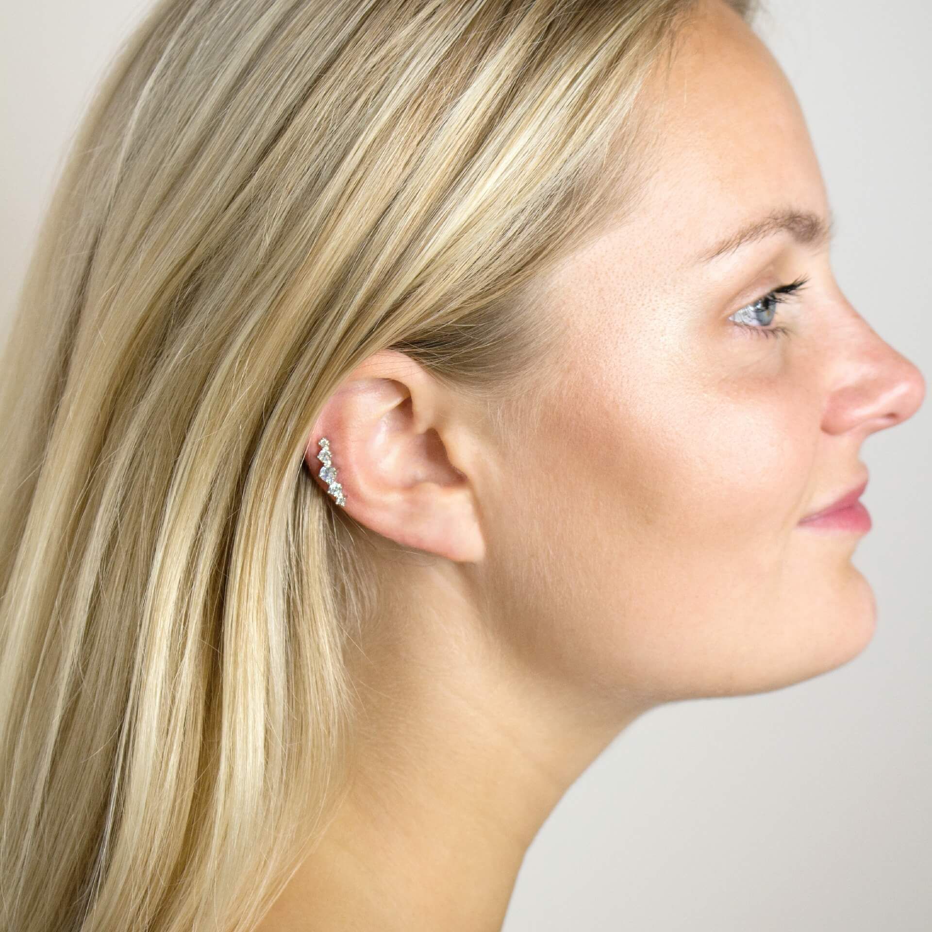 Gioiello per piercing helix con fila di gemme