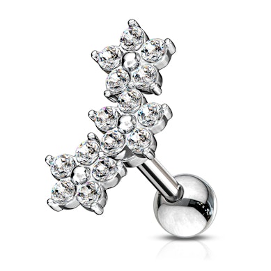 Piercing all'orecchio con tre fiori in pietra posti in fila