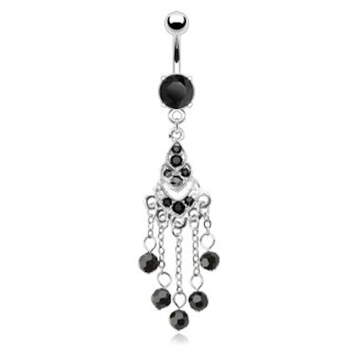 Piercing all'ombelico con catenelle e sfere nere pendenti