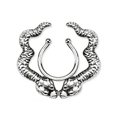 Fake piercing al capezzolo con serpenti