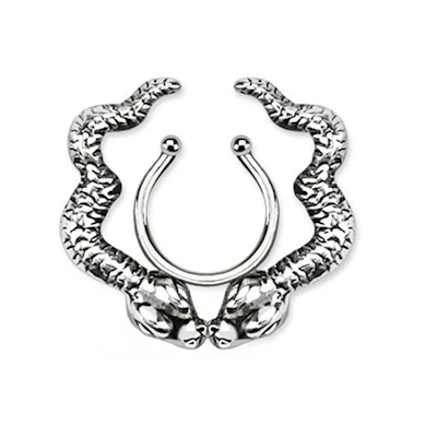 Fake piercing al capezzolo con serpenti
