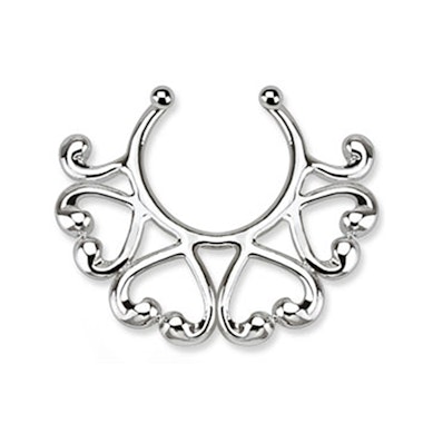 Fake piercing al capezzolo con mezzo bordo di cuori