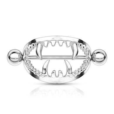 Piercing al capezzolo con bocca e zanne