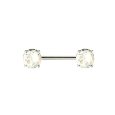 Piercing al petto con aspetto lavico