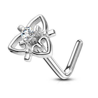 Piercing al naso con cuore e pietre