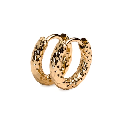 Paio di orecchini huggie con design martellato