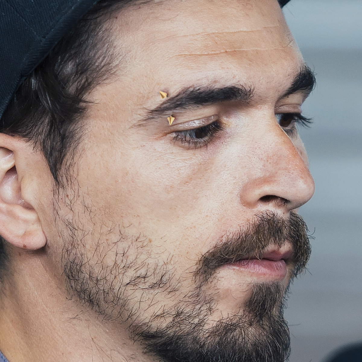 Barra curva placcata in oro con punte