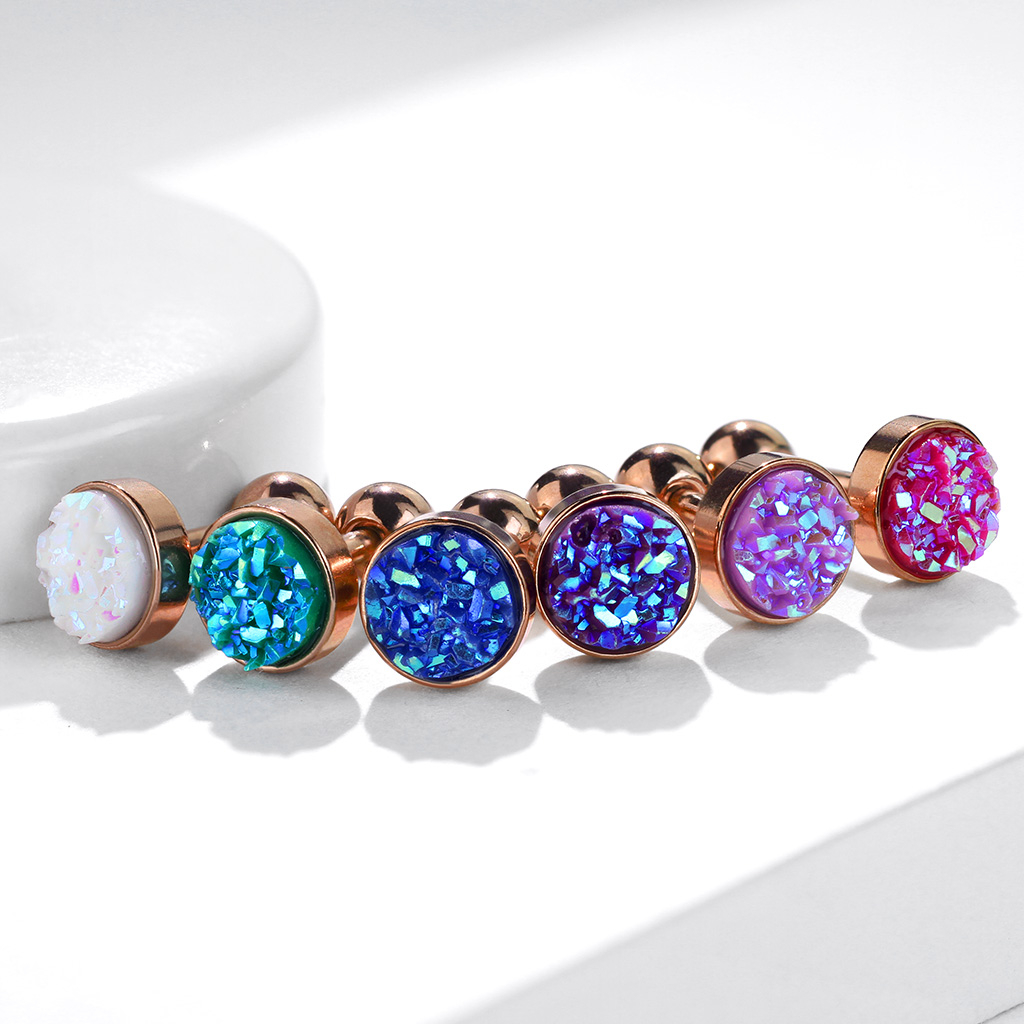 Piercing all'orecchio con pietre druzy