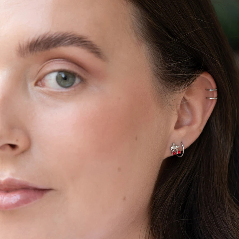 Gioiello per tragus con ciliegie rosse