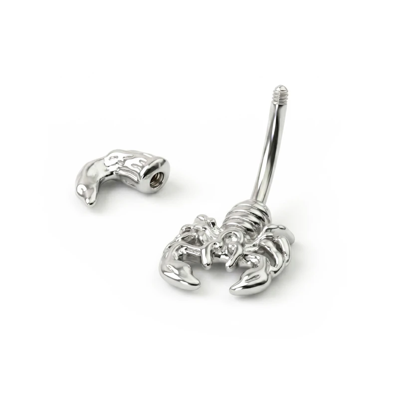 Piercing all'ombelico con scorpione