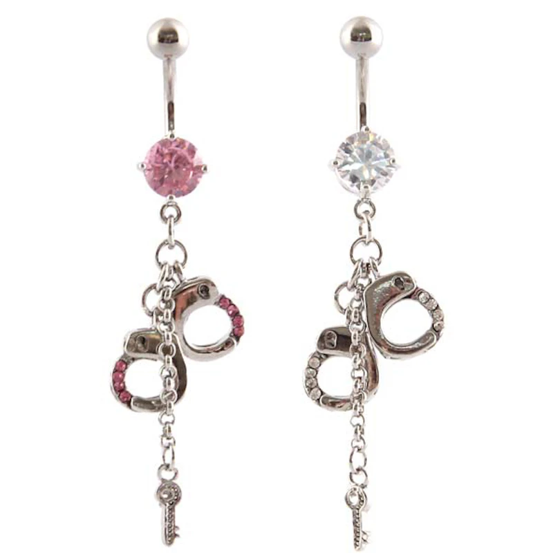 Piercing per l'ombelico con pendente a forma di manette