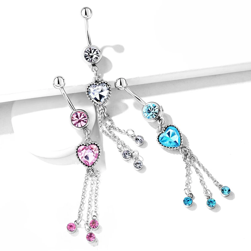 Piercing all'ombelico con pietra a forma di cuore e catene