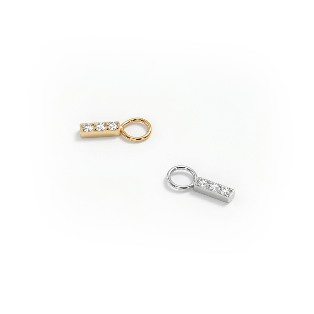 Charm semplice in titanio con tre pietre