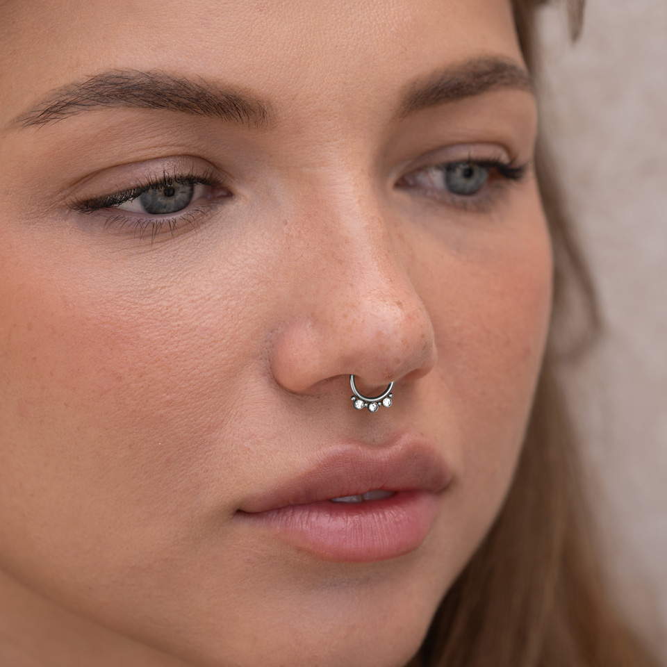 Cerchio per septum fake con tre pietre e perline