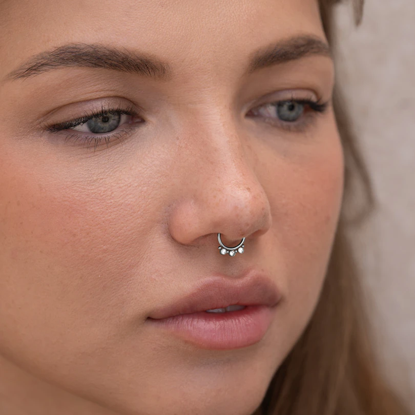 Cerchio per septum fake con tre pietre e perline