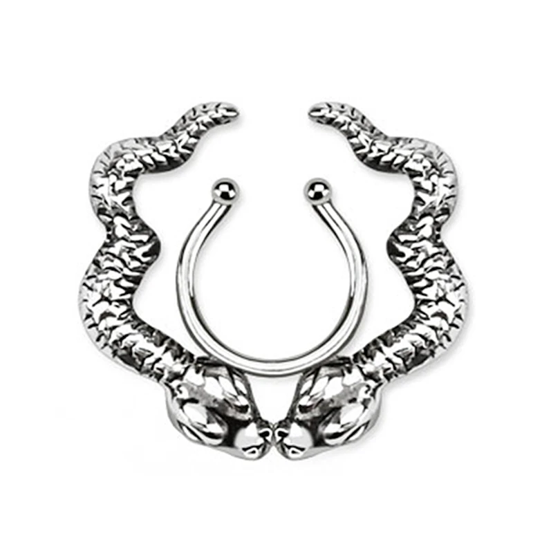 Fake piercing al capezzolo con serpenti