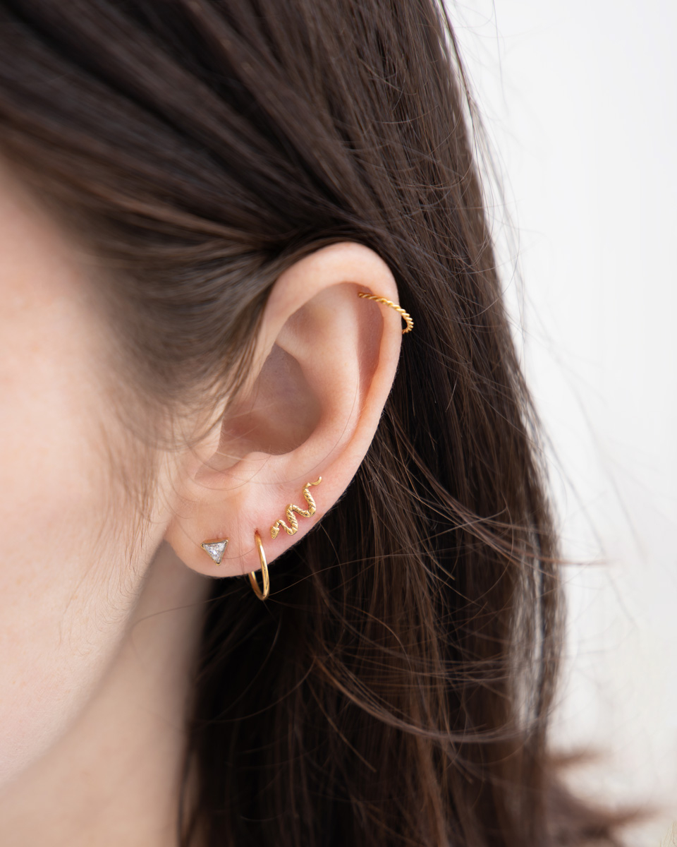 Labret in titanio con filettatura interna e pietra a triangolo