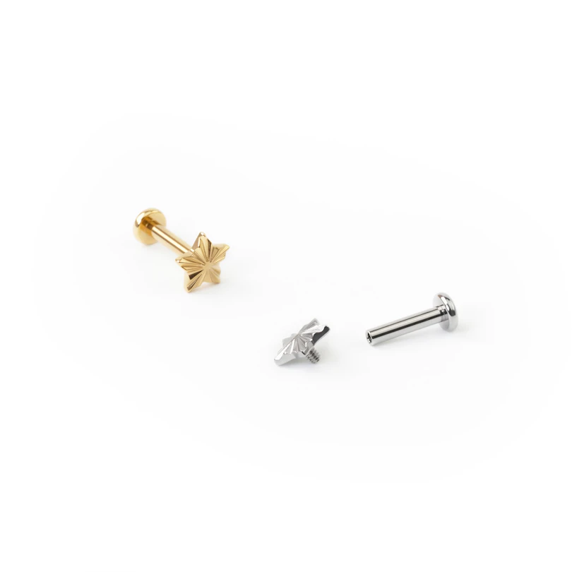 Labret in titanio con top a stella e design strutturato