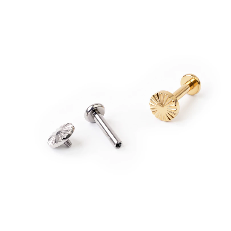 Labret in titanio con top inciso a raggi